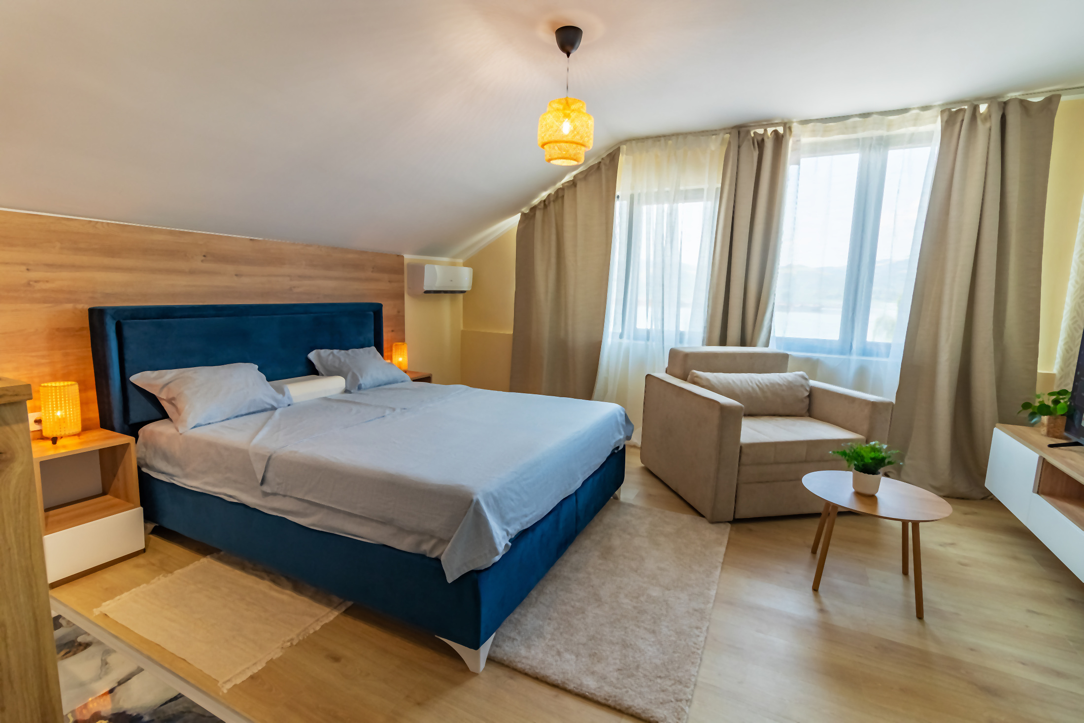 Kuhinja i trpezarijski deo u Studio Blue apartmanu